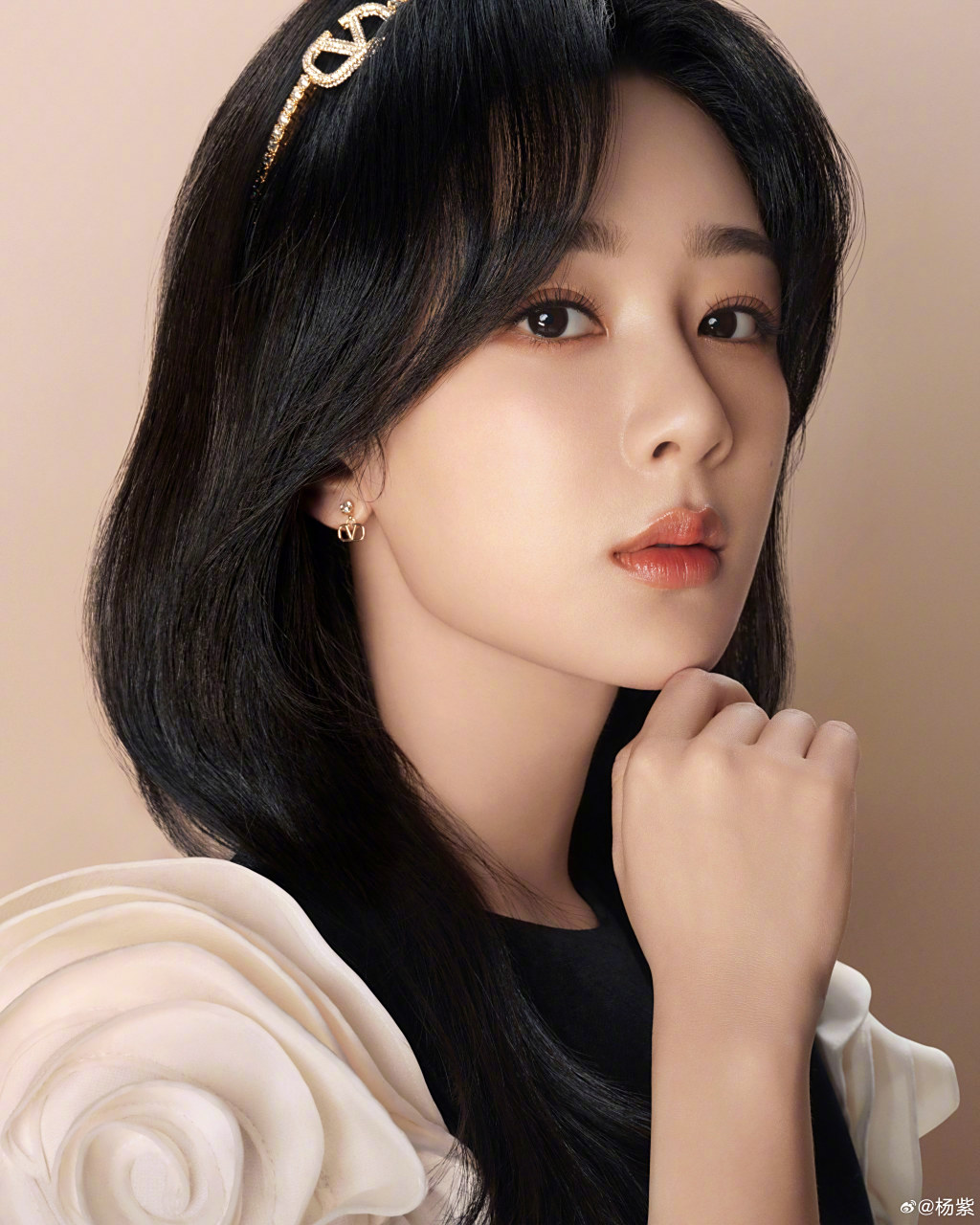 杨紫最新品牌大片 玫瑰抹胸红裙好美 !  #杨紫