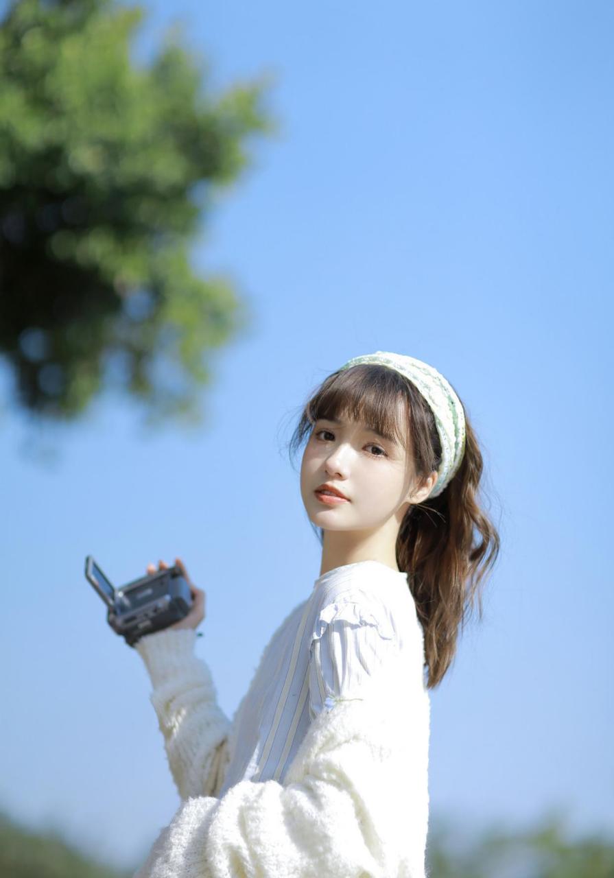 清纯白净女孩,户外蓝天下写真