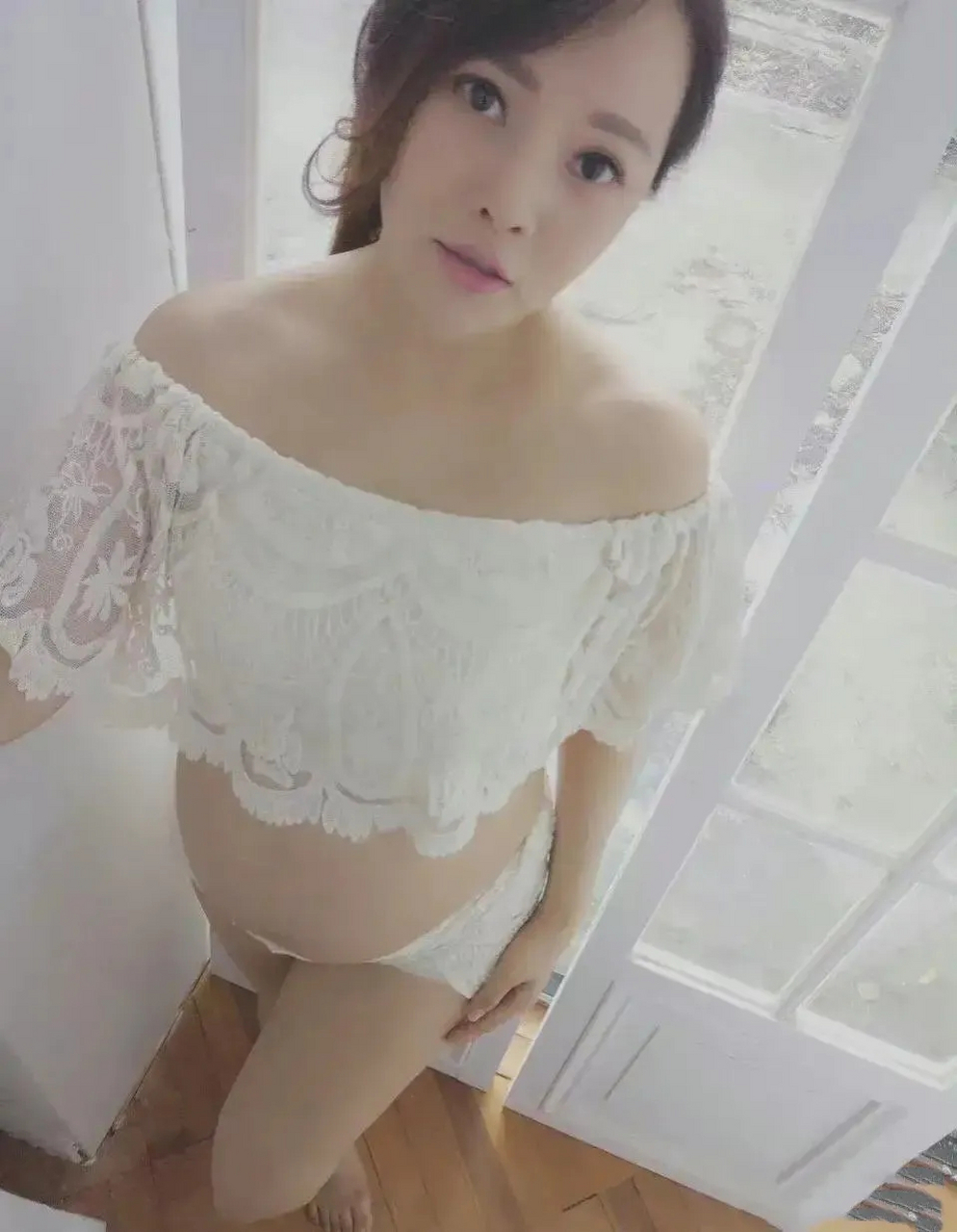 伊能静罕见高调晒孕照,皮肤白皙水嫩,一袭白衣套装性感迷人,对着镜头