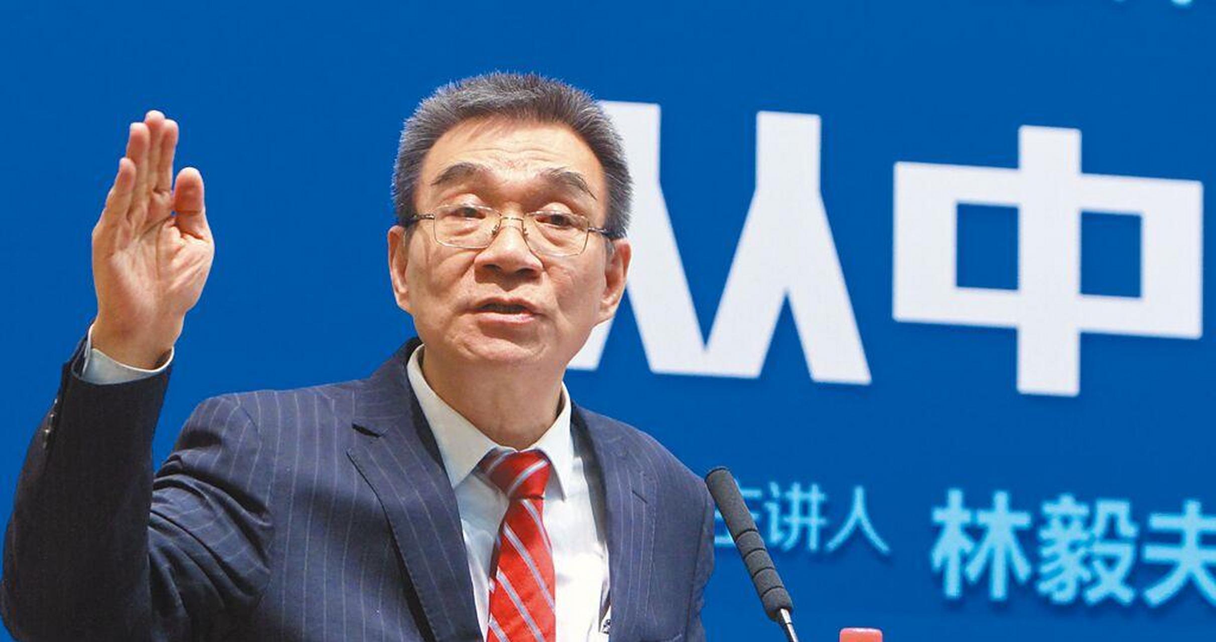 "林毅夫抱着篮球游到大陆的传闻并不正确,他是直接游过去的.