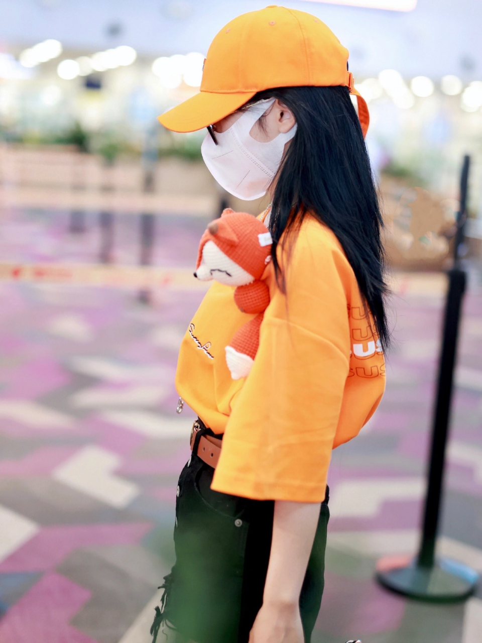 赖美云私服穿搭  赖美云身着一件独具特色的玩偶装饰t恤,下身搭配同款