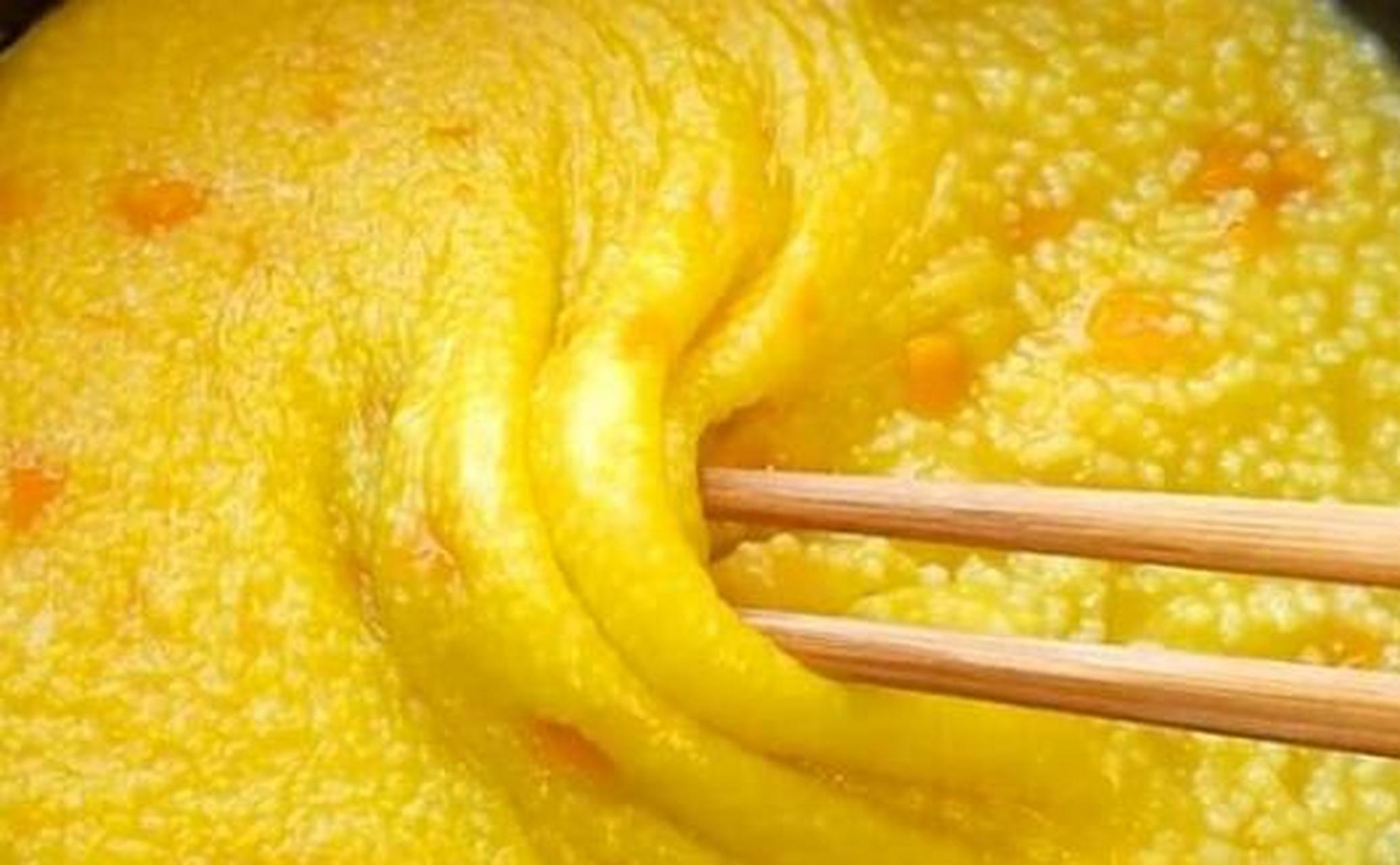 小米粥,又称粟米粥,是中国的传统美食之一