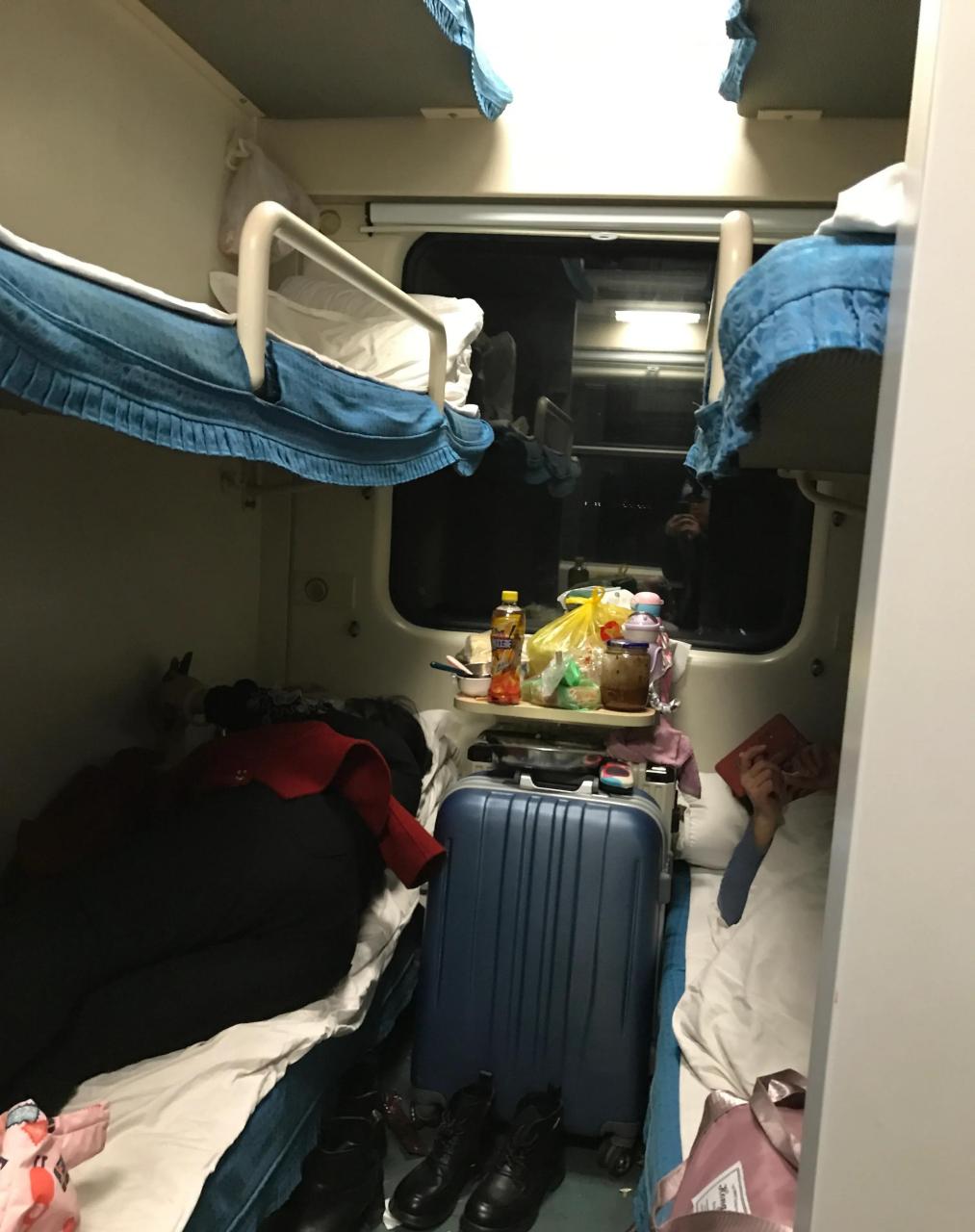 晚8:30坐z102去厦门,这趟车是从长春发车的,我从锦州南站上了车,找到