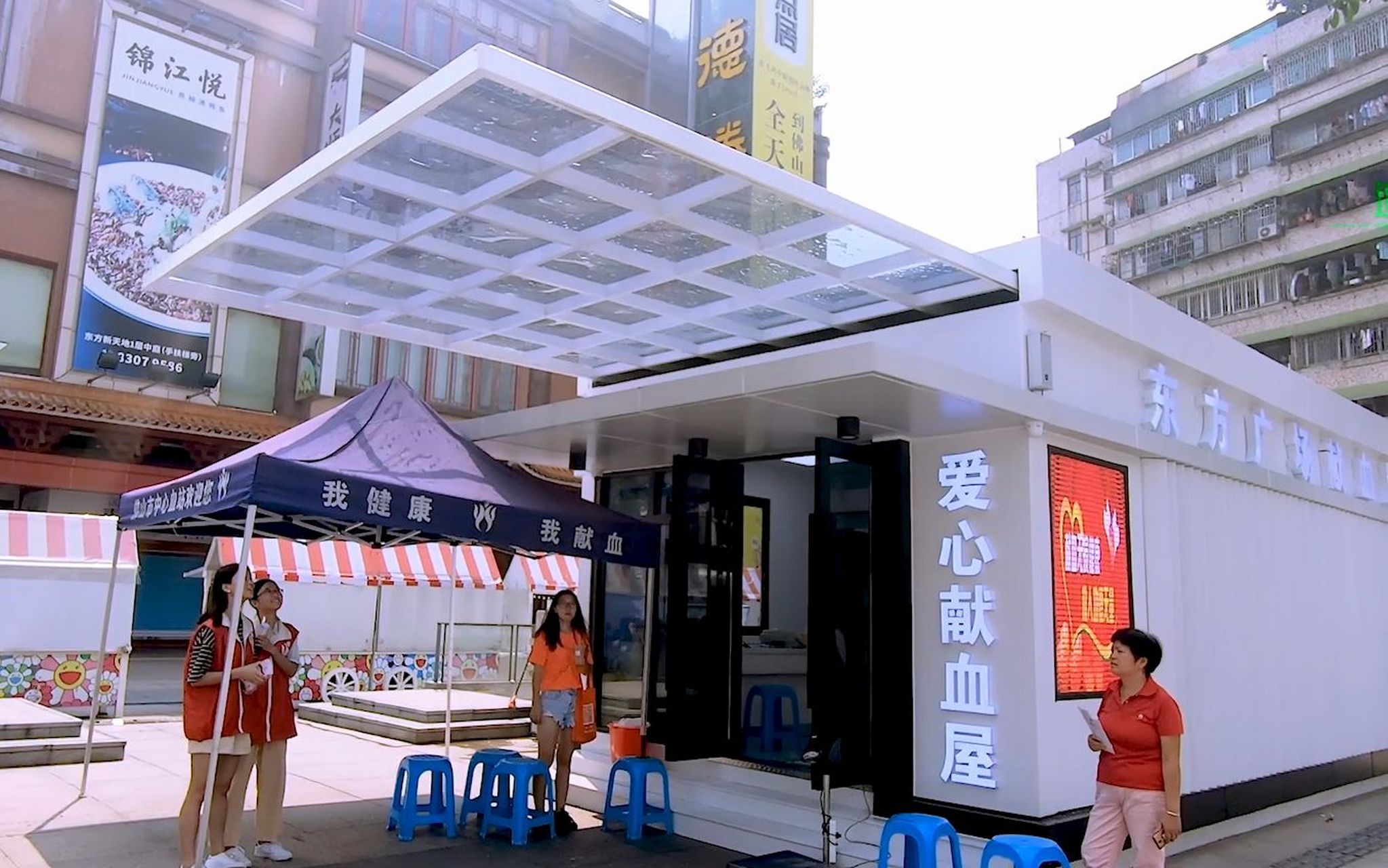 我以前读书的时候,献血站都是排长队,有人说,定期献血对身体有好处