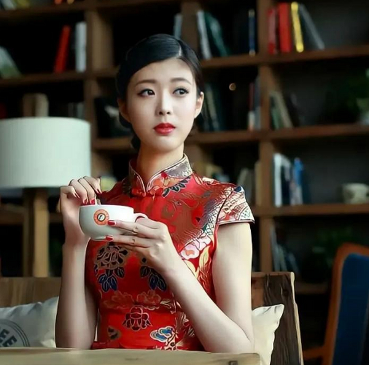 伊娃第一次接到大作家羿光邀请,请她到家里坐坐的电话,就知道接下来要