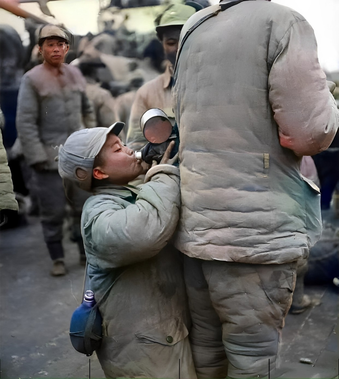 抗战时期,在广西山的柳州,一个年轻的士兵正在喝水.