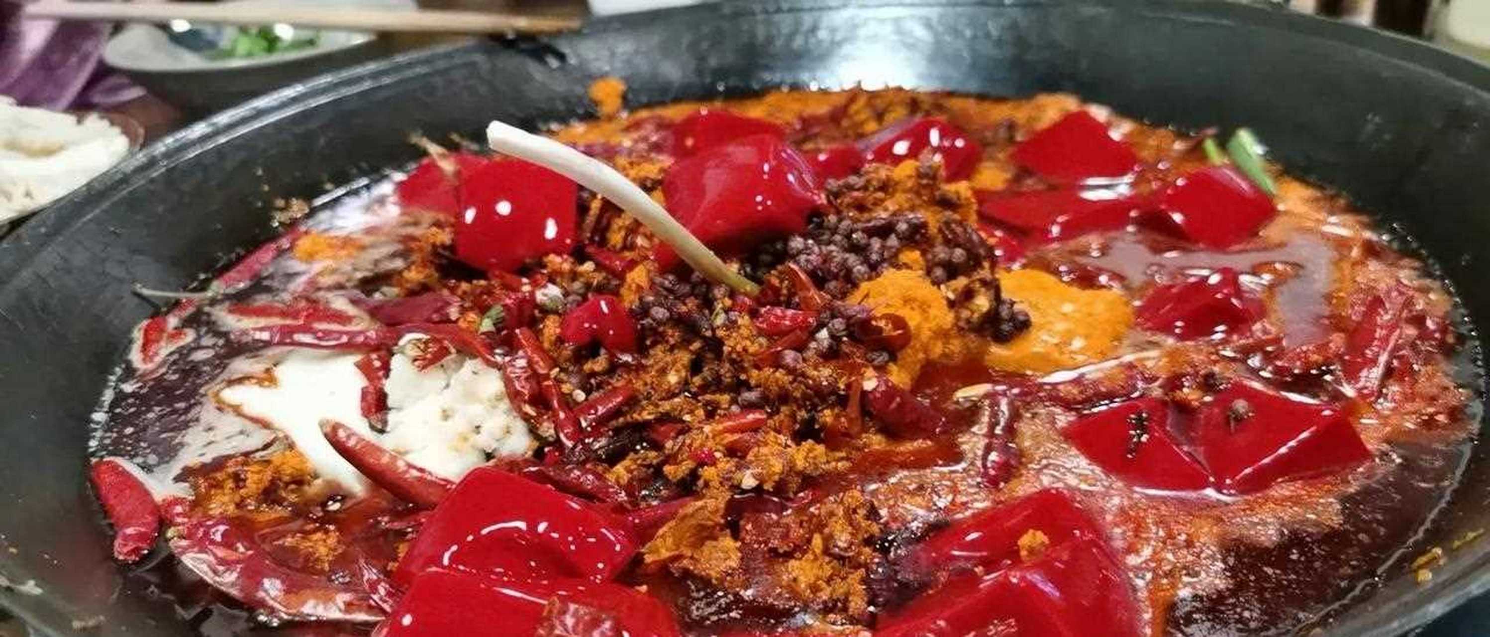 吃火锅,还是喜欢全红油锅底,麻辣鲜香,非常巴适.