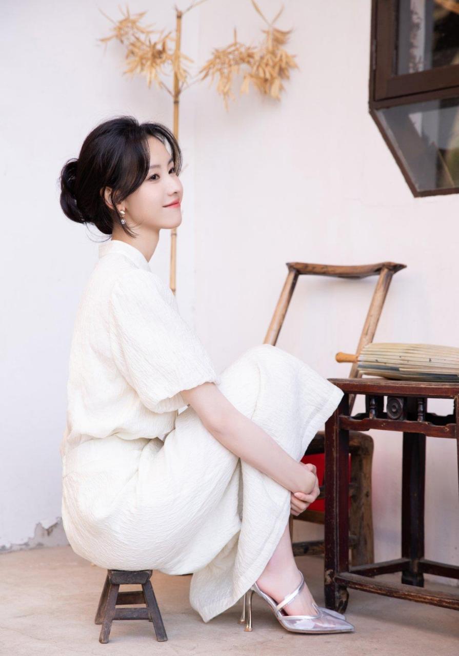 孙千和陈都灵的旗袍造型千万不要错过,一个俏皮一个温柔,陈都灵的白色