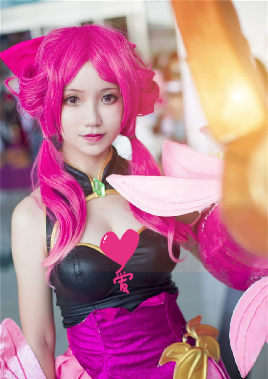 cos秀##ido漫画展#孙尚香的蔷薇恋人是内测皮肤,可以说是很多玩家