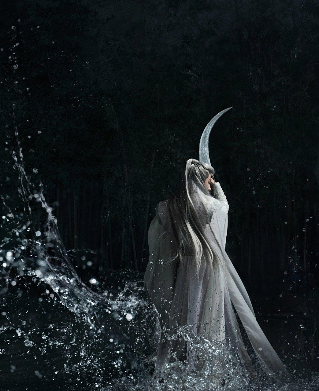 檀健次的古装造型可真赞啊,一头银发,一袭白衣,满