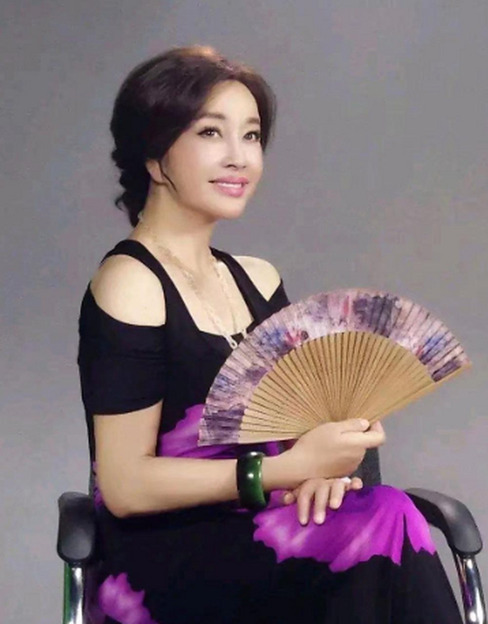 1972年,刘晓庆身着军装的照片,让人看到了一个年轻漂亮,热情开朗的