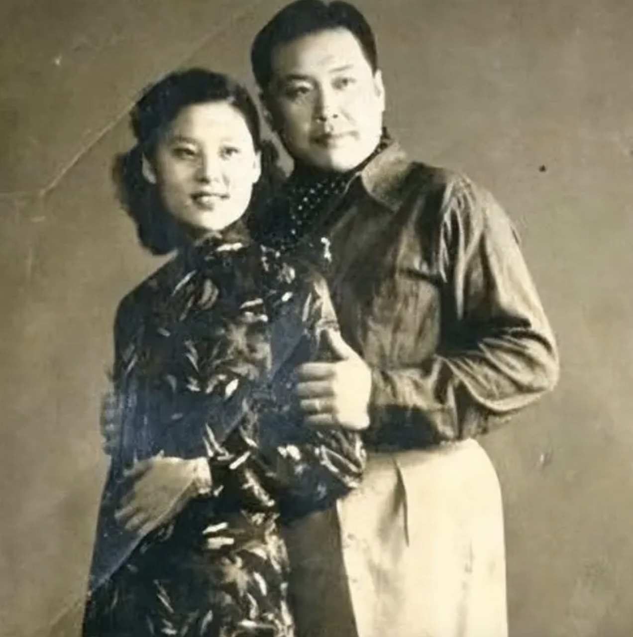 曹士岳是个花花公子,婚后仍然钟情于纷纷扰扰的花街柳巷.