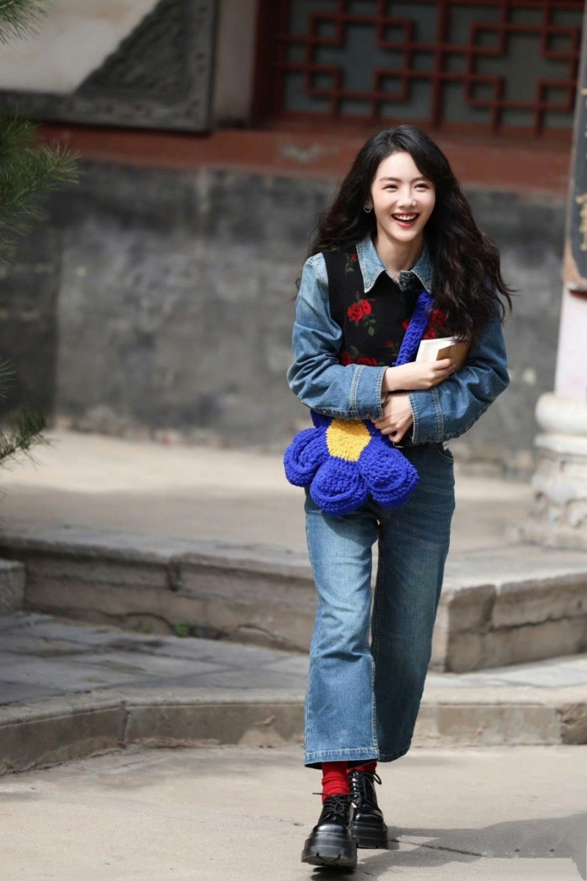 67最近看蔡文静的所以才发现真的是位宝藏女孩,把牛仔套装穿出了新