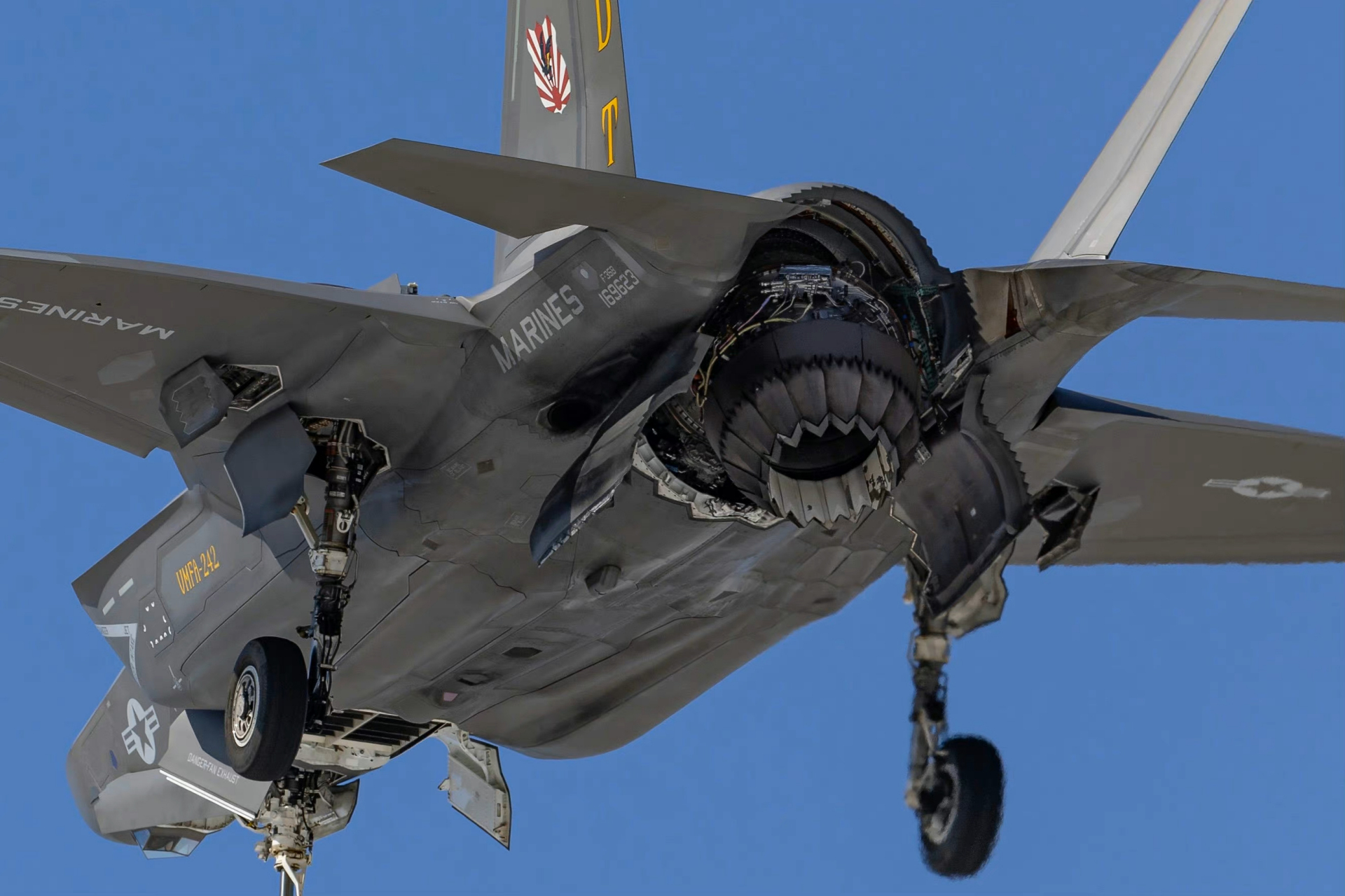 日本摄影师在岩国基地拍摄的f-35b隐形战斗机,这拍摄距离,这图片细节