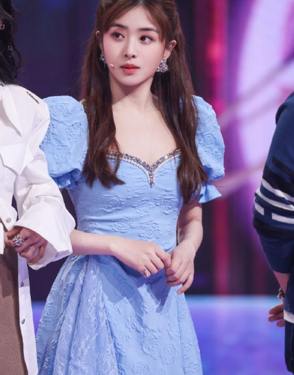 张含韵 x nj,baby blue连衣裙,这件蓝色泡泡袖连衣裙显的张含韵好清甜
