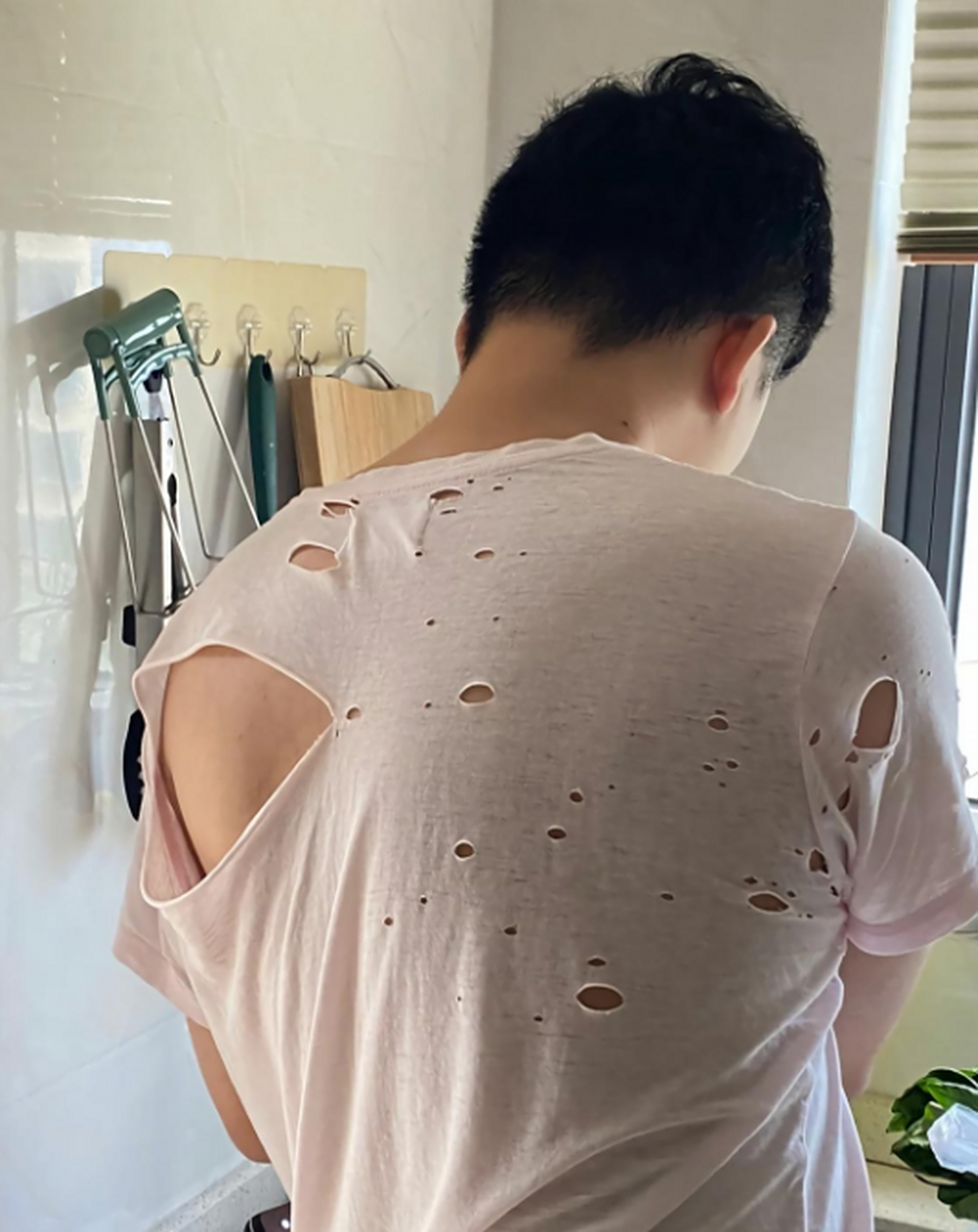 大哥每次穿这件衣服,这是啥原理?好破旧