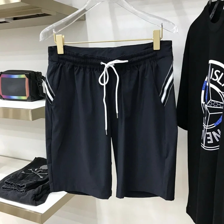 今日分享:爱马仕休闲短裤计正好露出小 腿部分,清凉的 同时不失时尚感