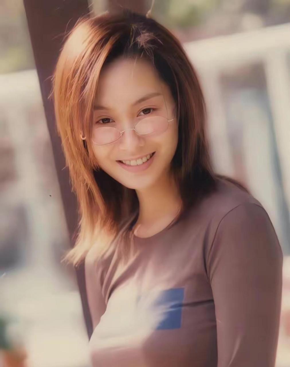 罕见的,戴眼镜的朱茵