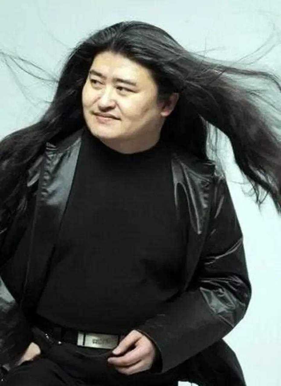 刘欢喜欢留长发,几十年如一日,而郑伊健也是如此,可以说长发成了他们