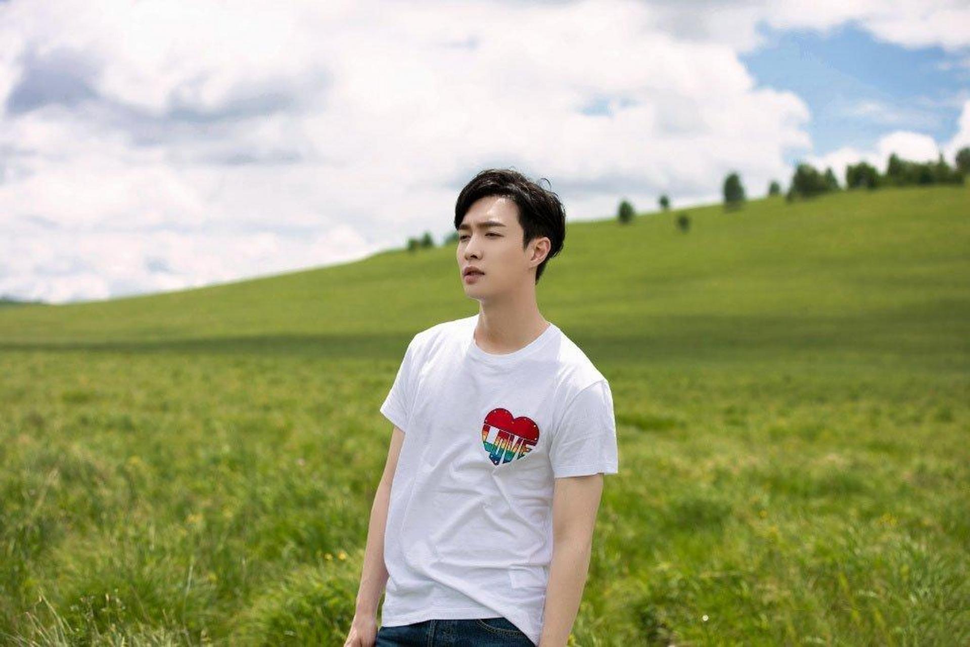 张艺兴|草原帅气写真   #动态创作月##全民征文