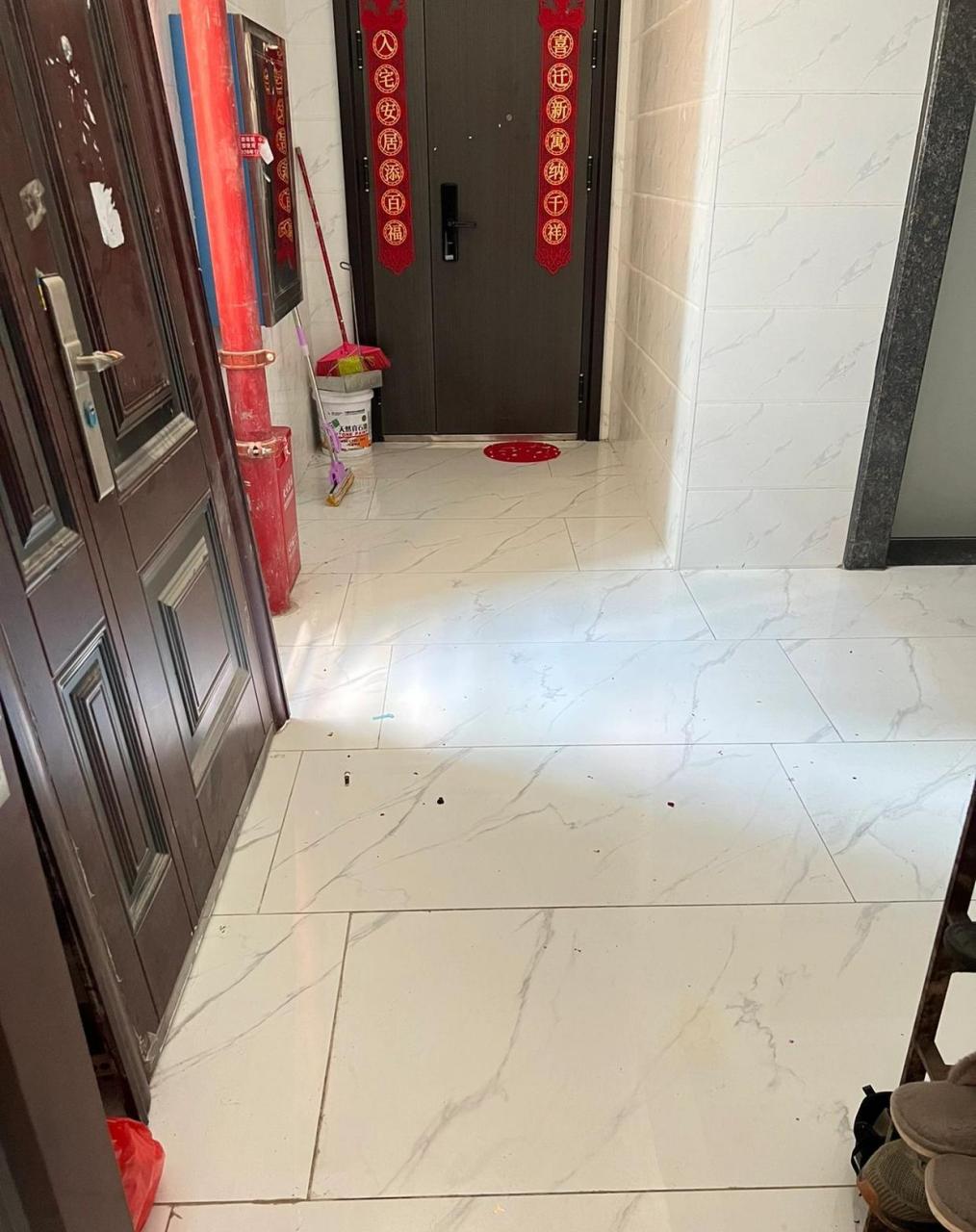 结果刚开门发现他们把自己家门口的彩纸扫了,其他的都没管我真的服了