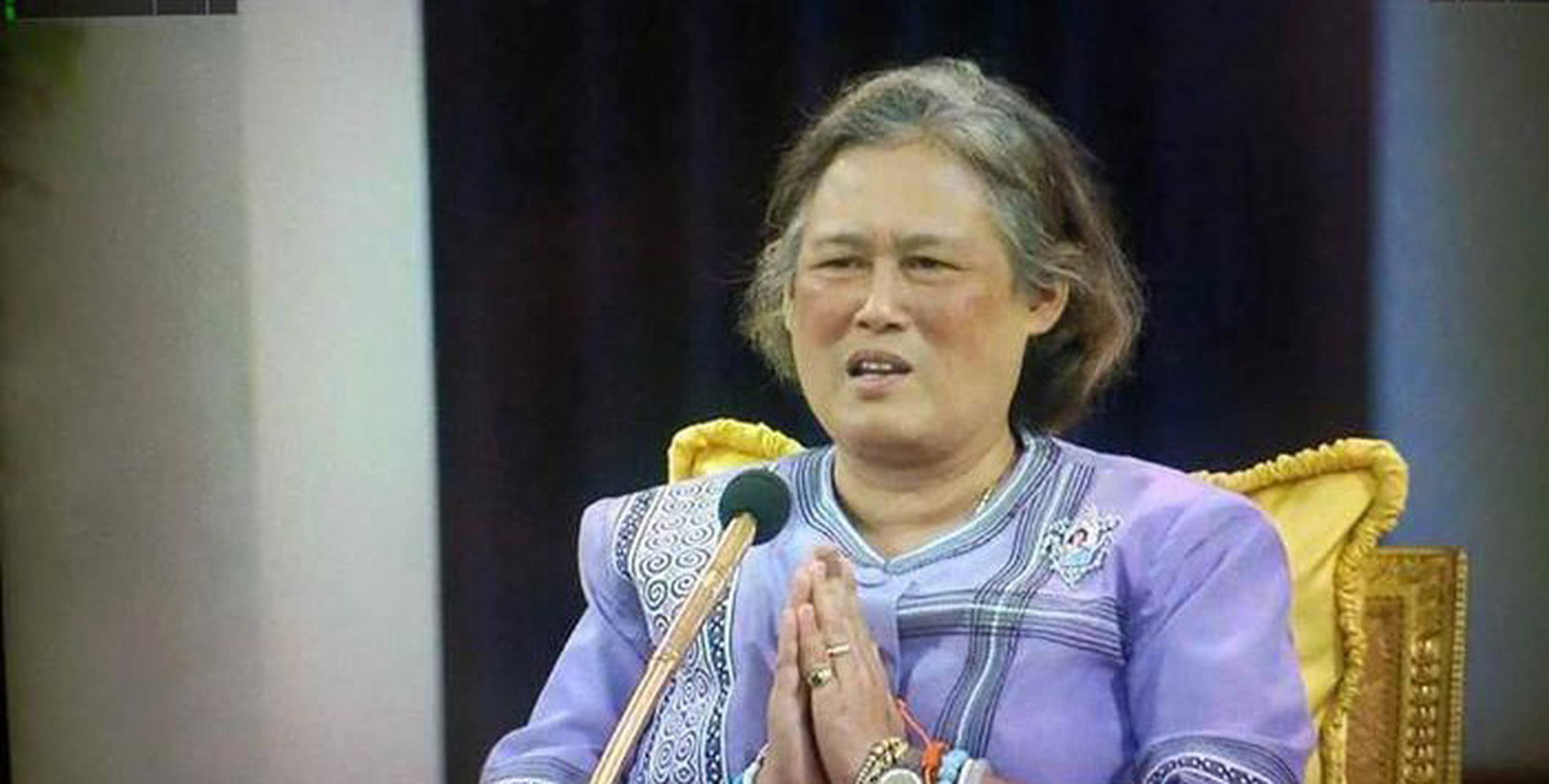 诗琳通公主的头发也不好好梳理一下,工作人员的工作没有到位.