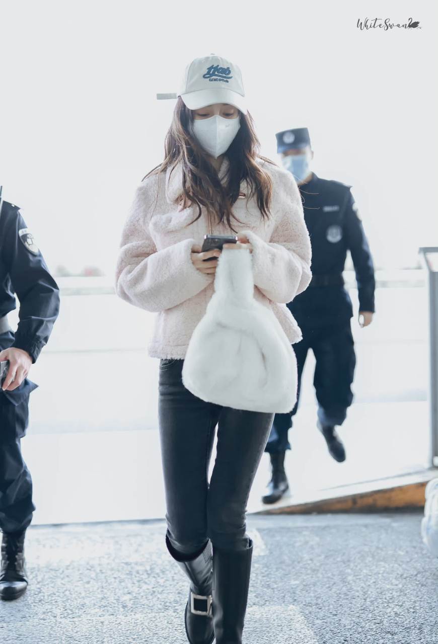 angelababy|春季穿搭同款安利    一组最新机场餐照,羊羔毛外套搭配