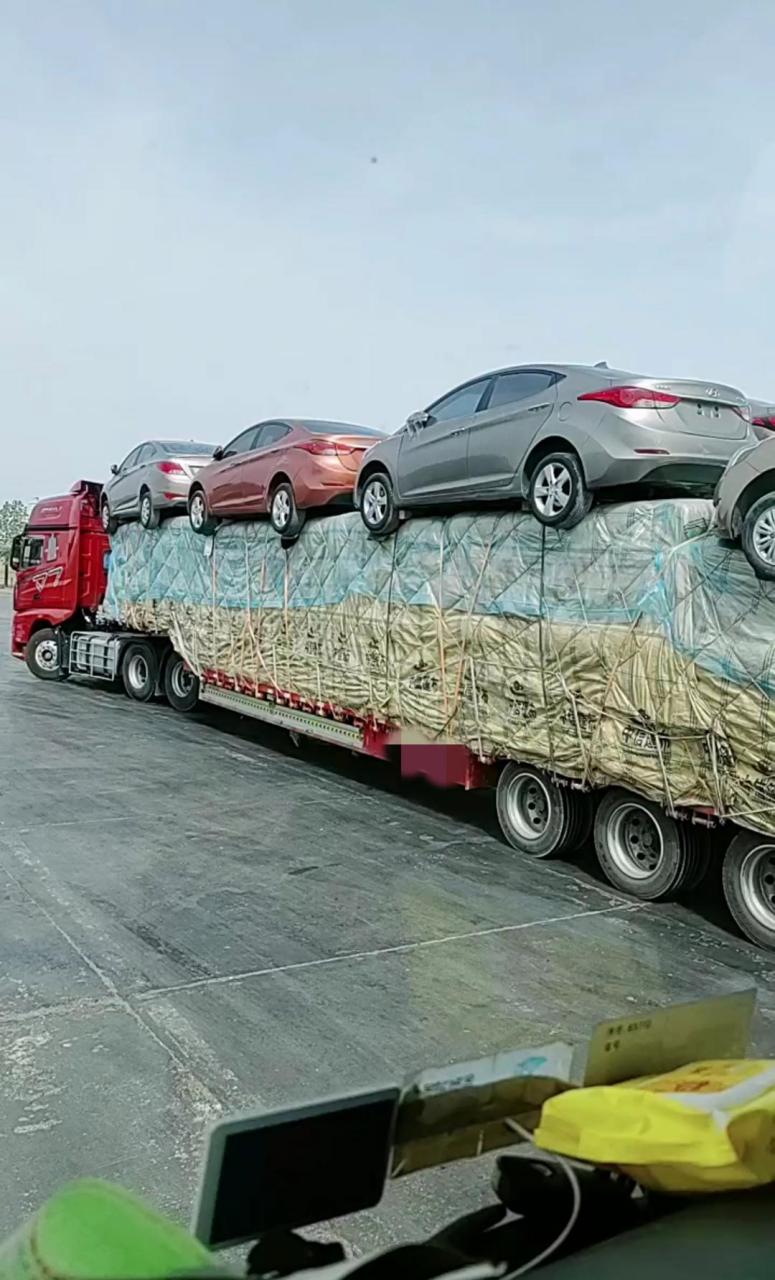 老公总说开大货车不挣钱,我说看看人家,上面装轿车都装了两排!