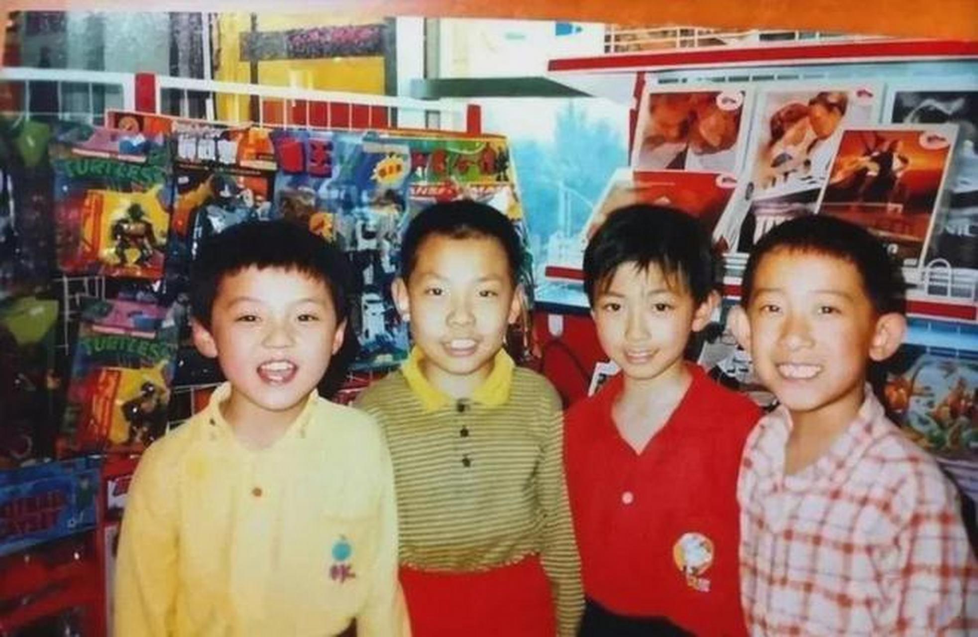 90年代,那个年代里的鹿晗是一个肉嘟嘟的小男孩,面颊丰满,眼睛里有着