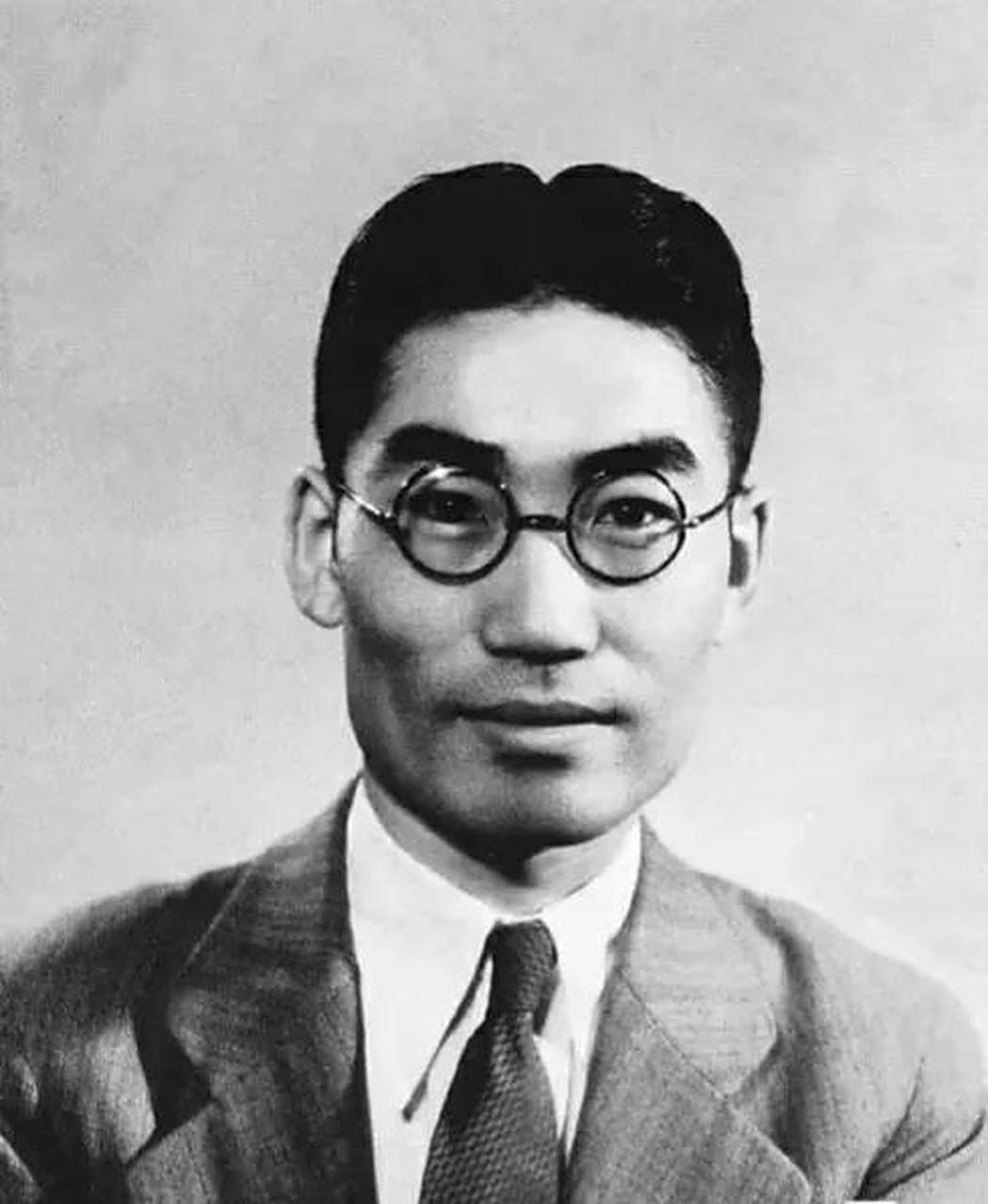 当年,冰心与吴文藻喜结连理,吴文藻将冰心的照片摆放在书桌上:"我每天