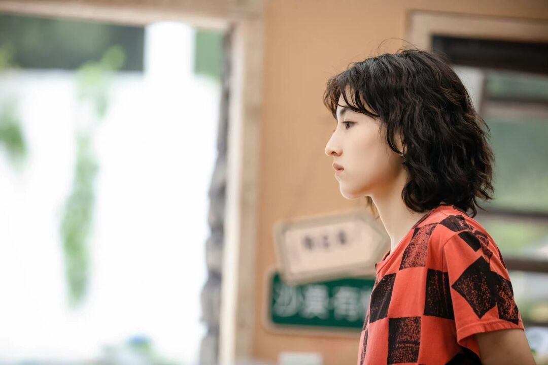 张子枫 能明显发现子枫妹妹似乎比之前更瘦了, 配上这个短的波浪卷发