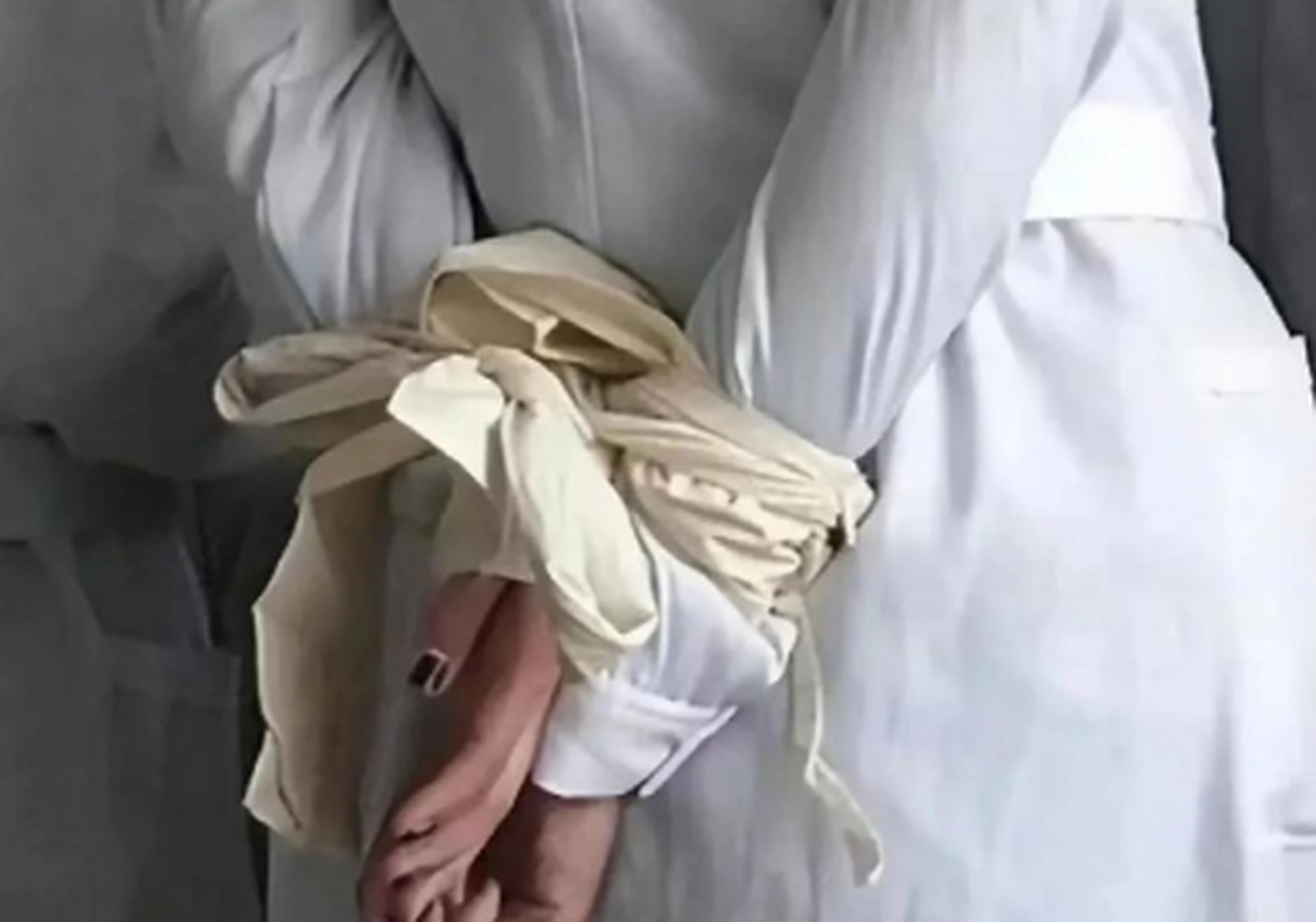 为什么要绑着手?