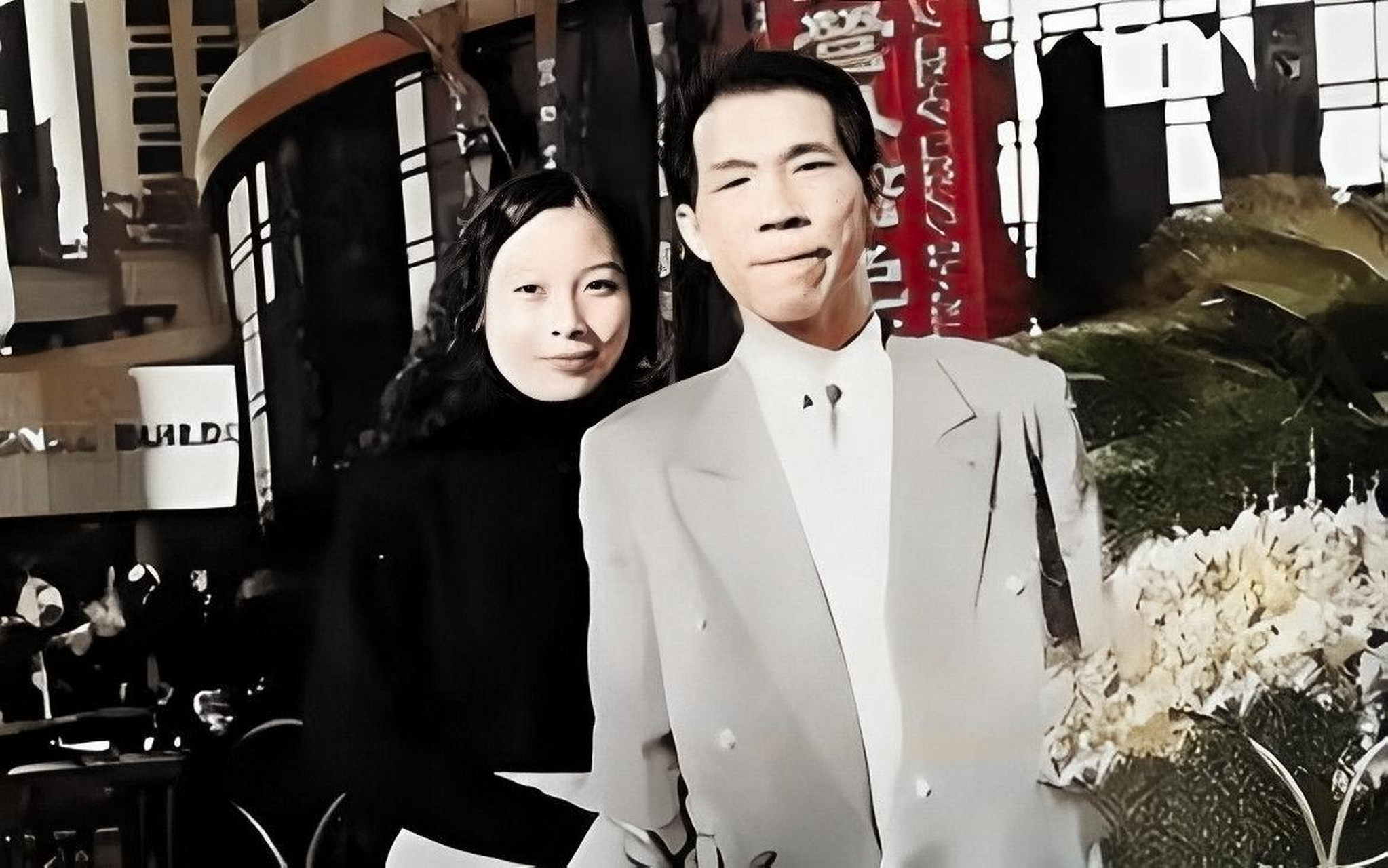 1996年,劳荣枝和法子英在深圳为张张合影拍照.