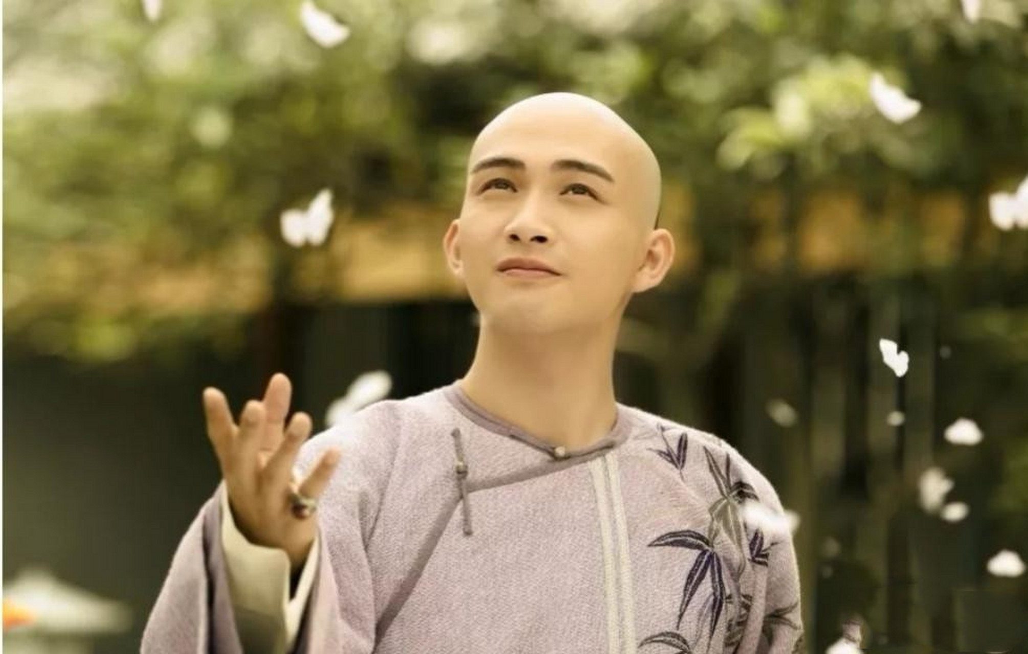 清朝词人纳兰容若五岁那年,他的表妹纳兰慧儿来到他家寄居,这一住就是