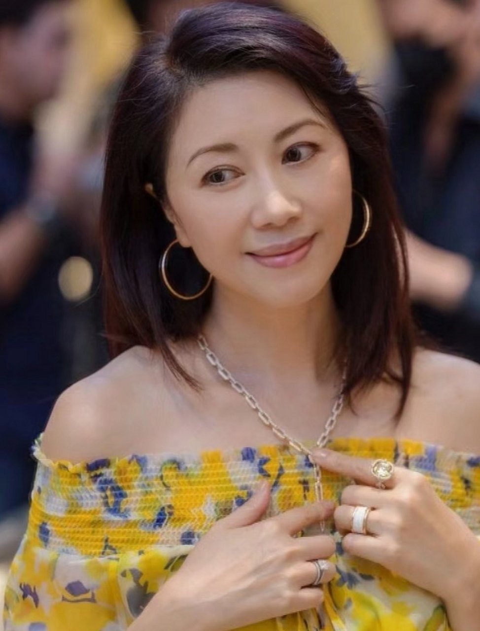 87年港姐冠军杨宝玲, 现身份某珠宝连锁集团创始人之一 女人嘴大颧大