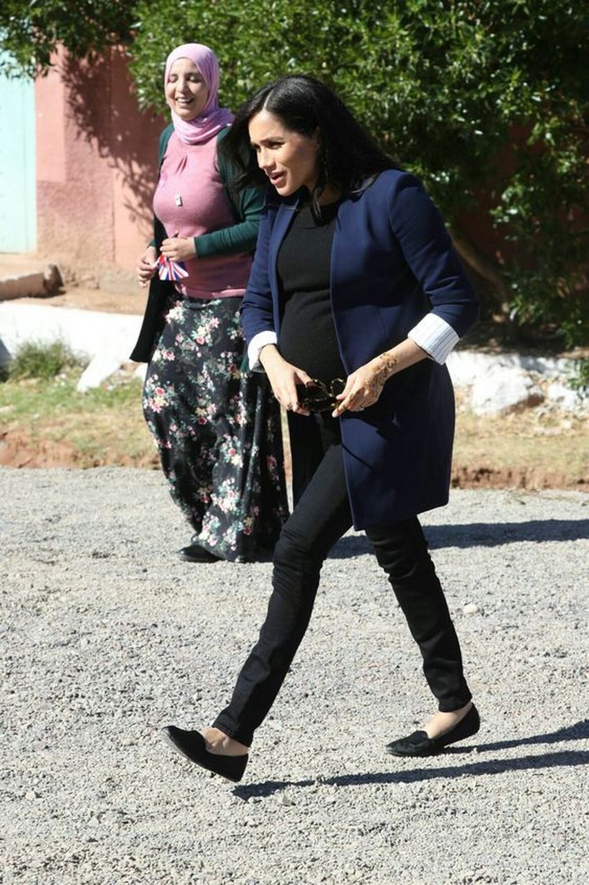 梅根挺着孕肚的仪态有点难看,比起穿平底鞋,穿上高跟鞋的她更好看.