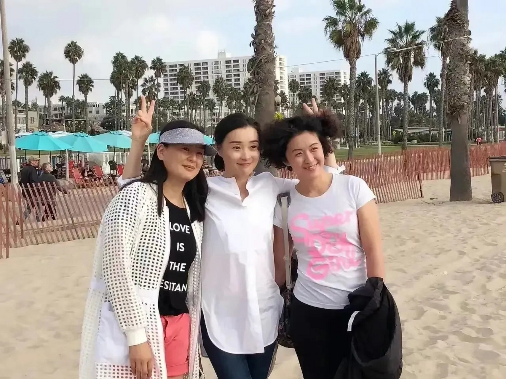 吴越和闺蜜许娣,黄澜沙滩相伴!