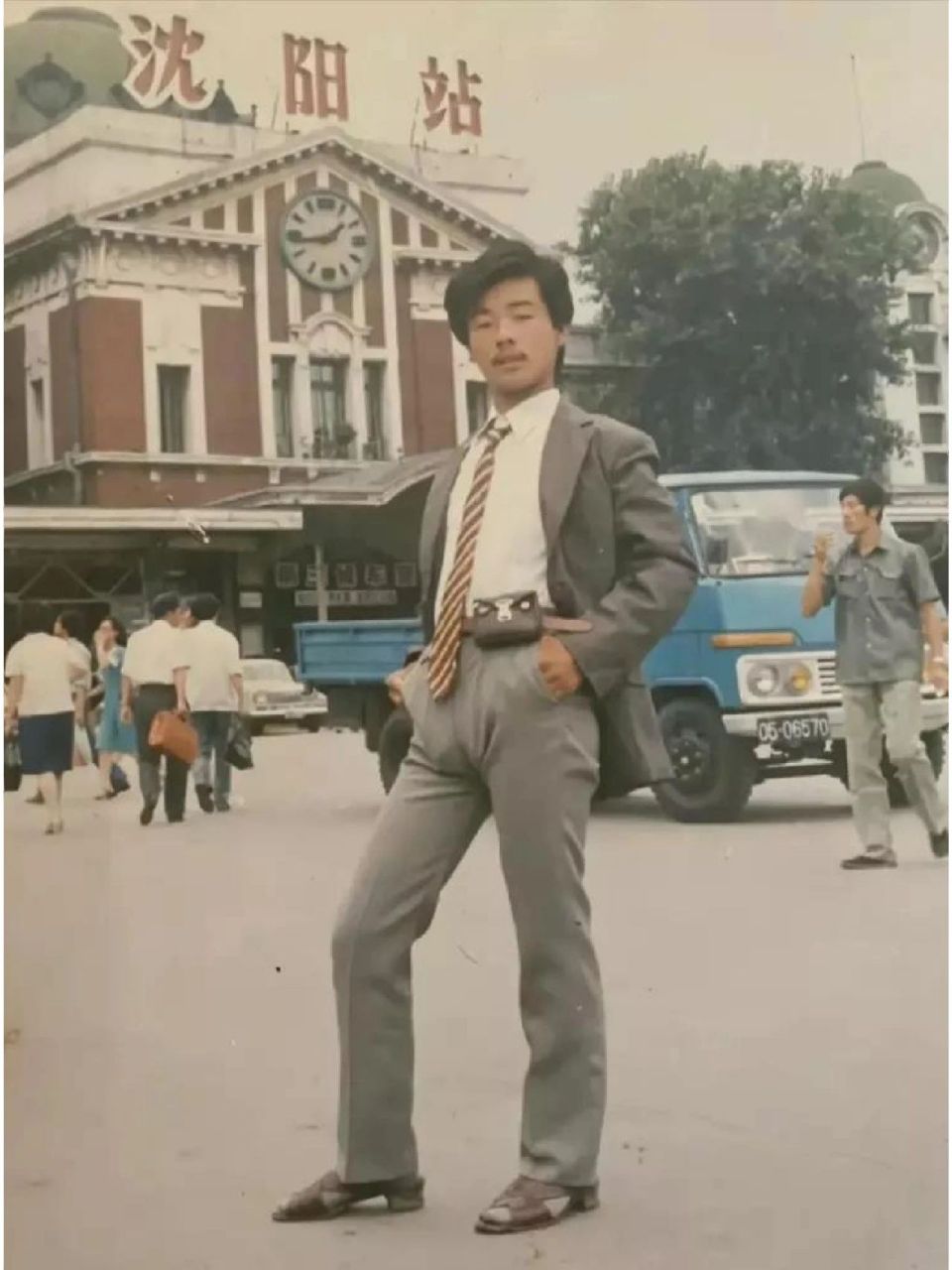 80年代的潮男!八十年代,一位自信且帅气的小哥,不对,现在应该叫帅哥.