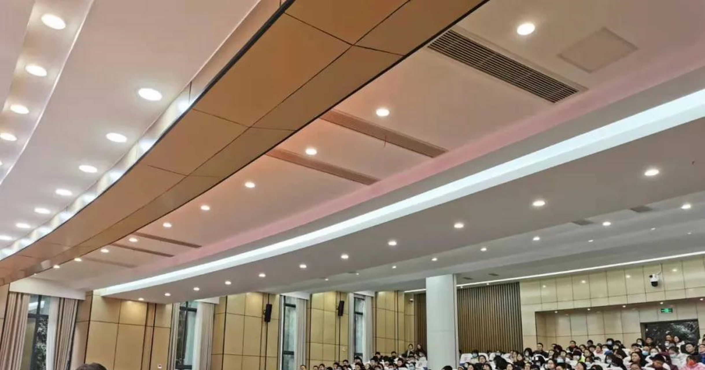 正值新春之际,重庆市万州中学96届校友夏小平博士回到母校作《中国的