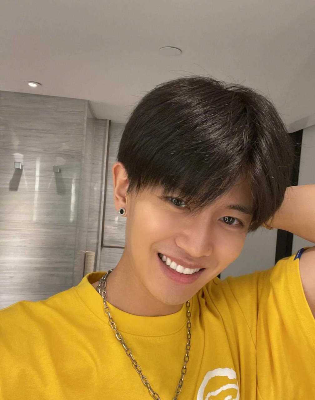 任嘉伦久违的自拍,迷人的微笑露出一口大白牙,简直太帅了