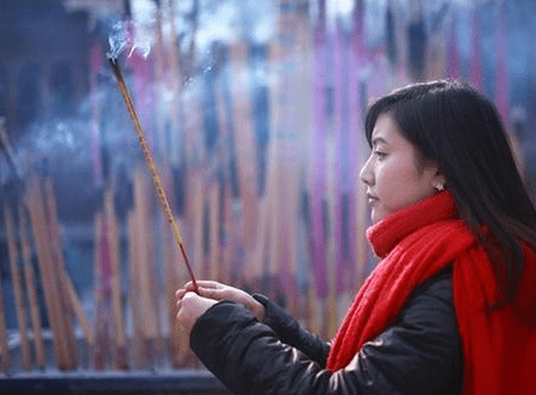 年轻人的第一柱香#拿香手势:烧香的话,应该是左手拿香,烧香时,香要