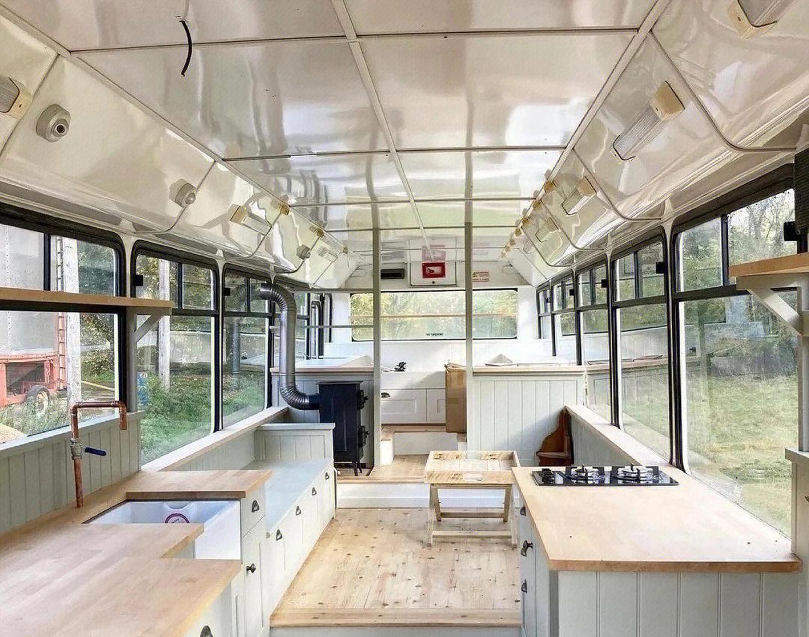 公交车改造的房车,很宽敞,里面该有的都有了, 沙发,餐桌,厨房,卧室