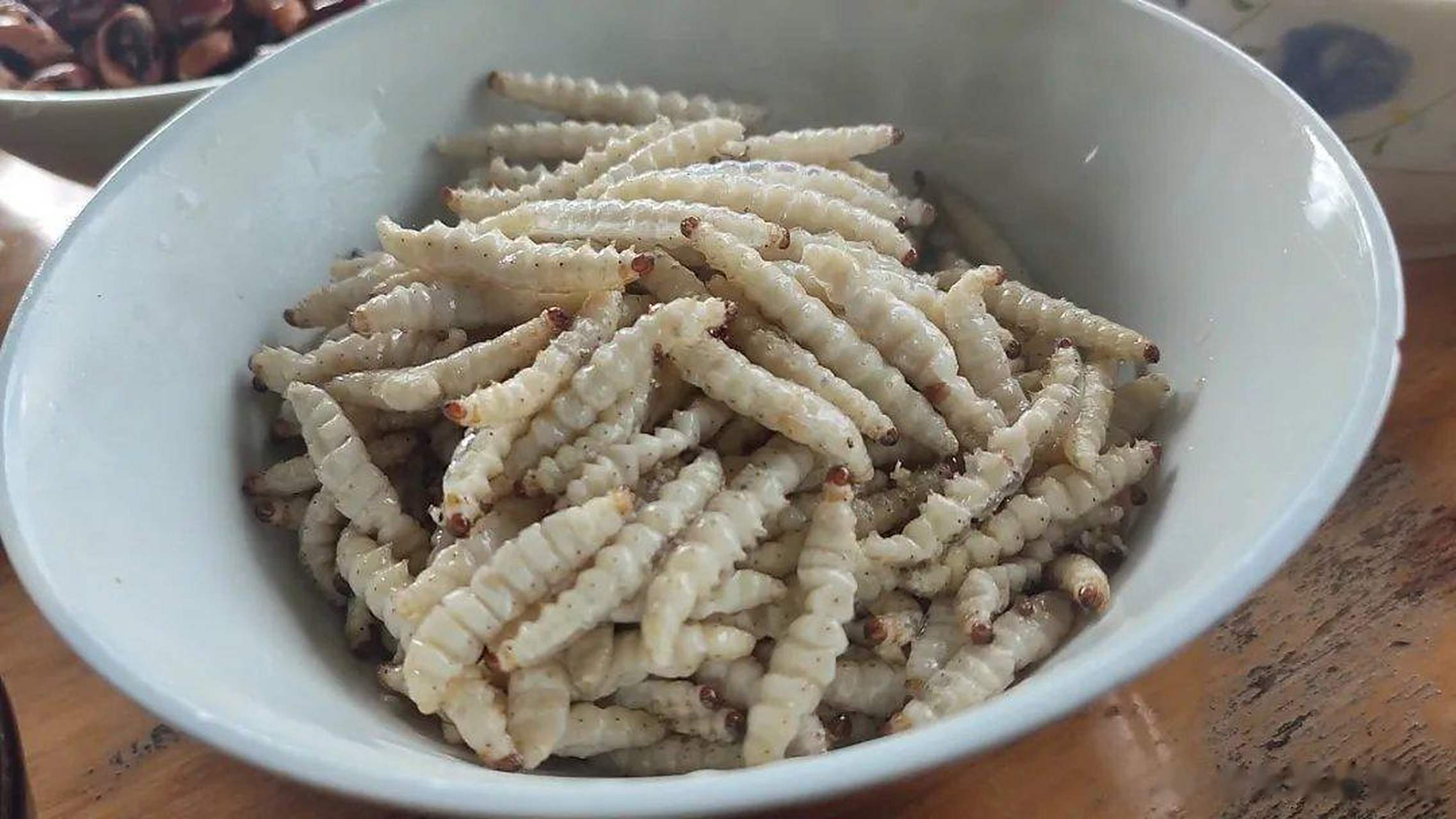 竹虫富含高蛋白,氨基酸等营养物质,高蛋白过敏体质人群谨慎食用.