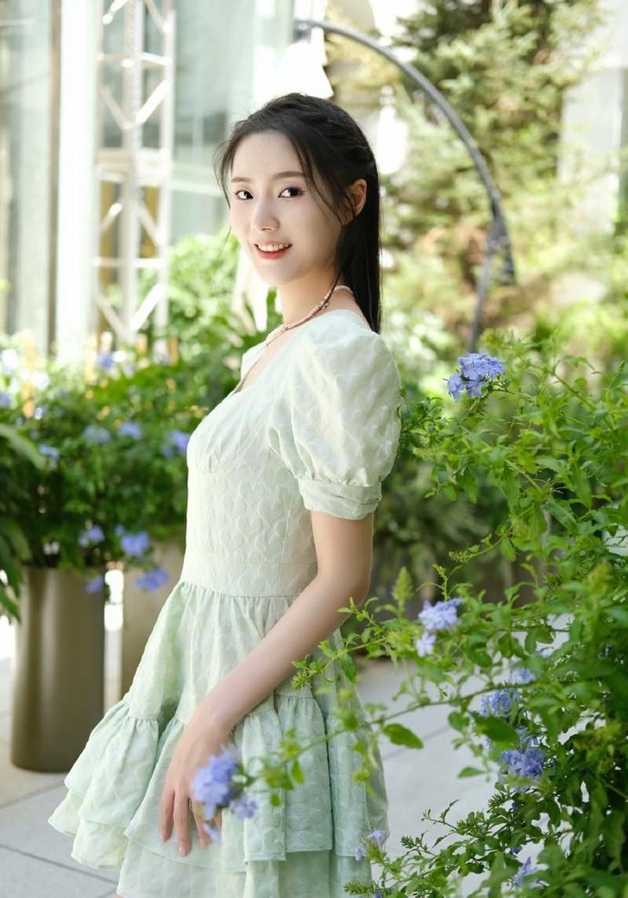 美女演员余芷慧迷人美照欣赏,好可爱啊