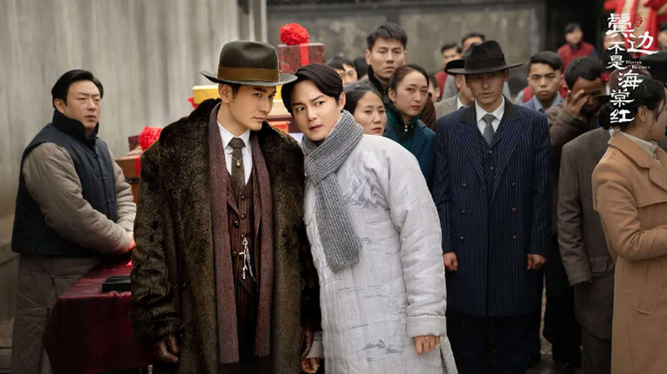 黄晓明亲了尹正一口】近日,黄晓明和尹正参加综艺《极限挑战》的录制