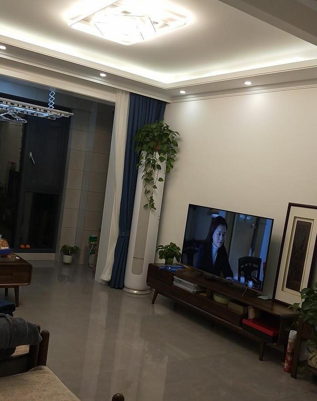 也比较喜欢阳台的自动升降晾衣杆,真的非常实用,尤其是方便家里孩子