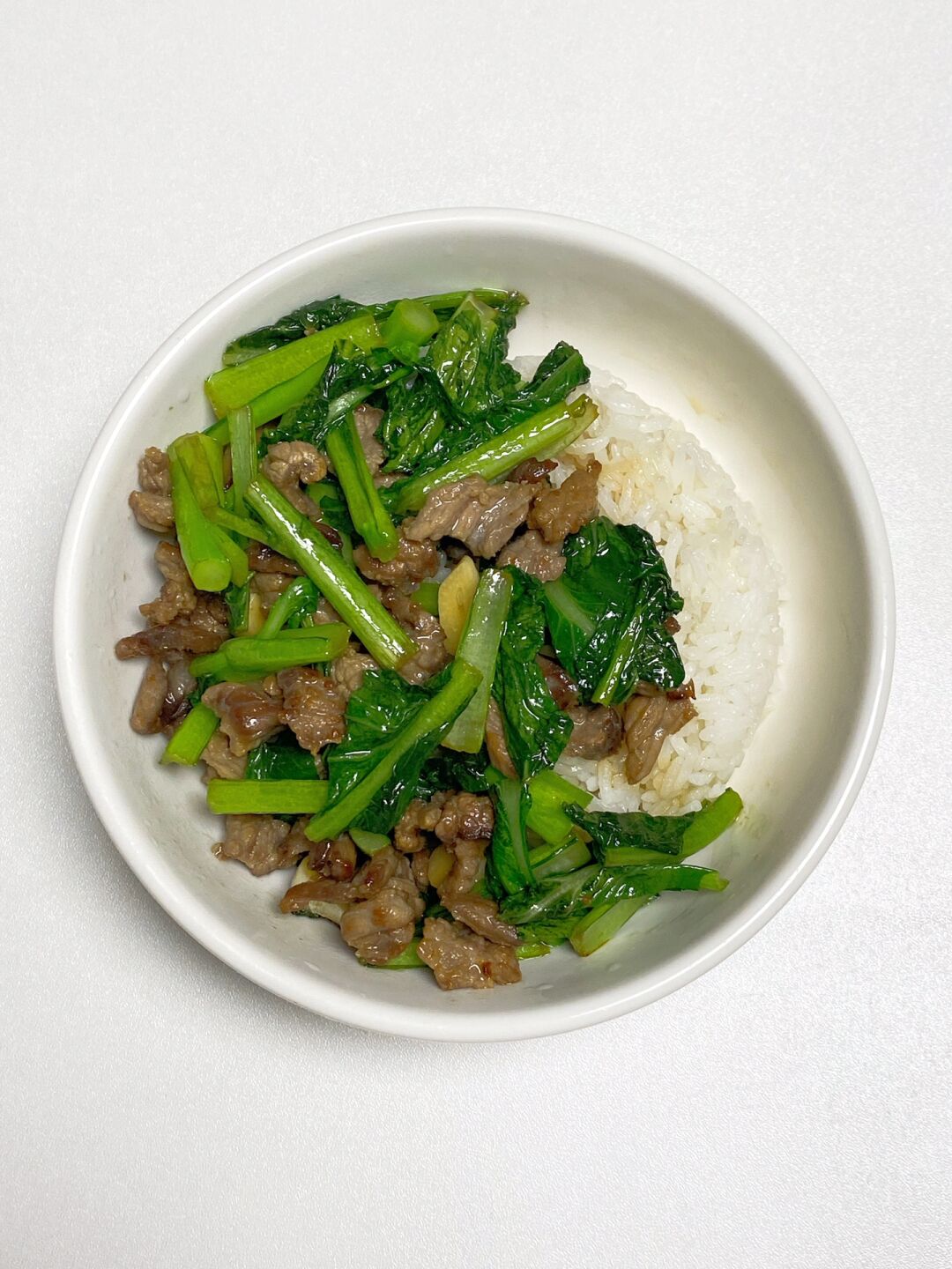 今日菜单菜心炒牛肉 准备食材牛肉 菜心 大蒜 做法如下 1牛肉切片