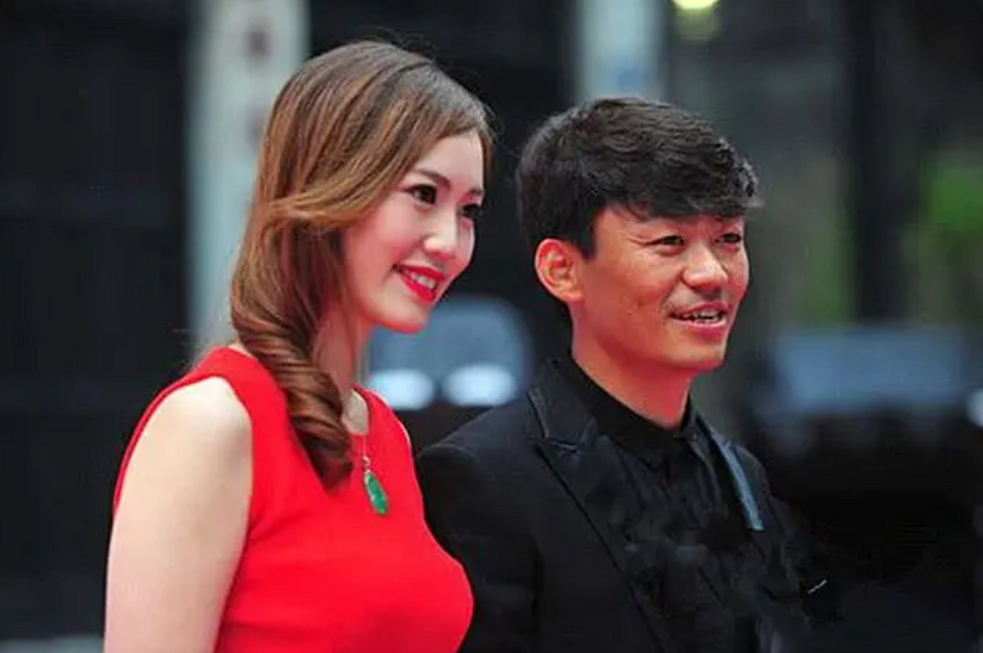 王宝强前妻马蓉近况堪忧,打扮朴素骑电瓶车上班,加班到深夜,为生计