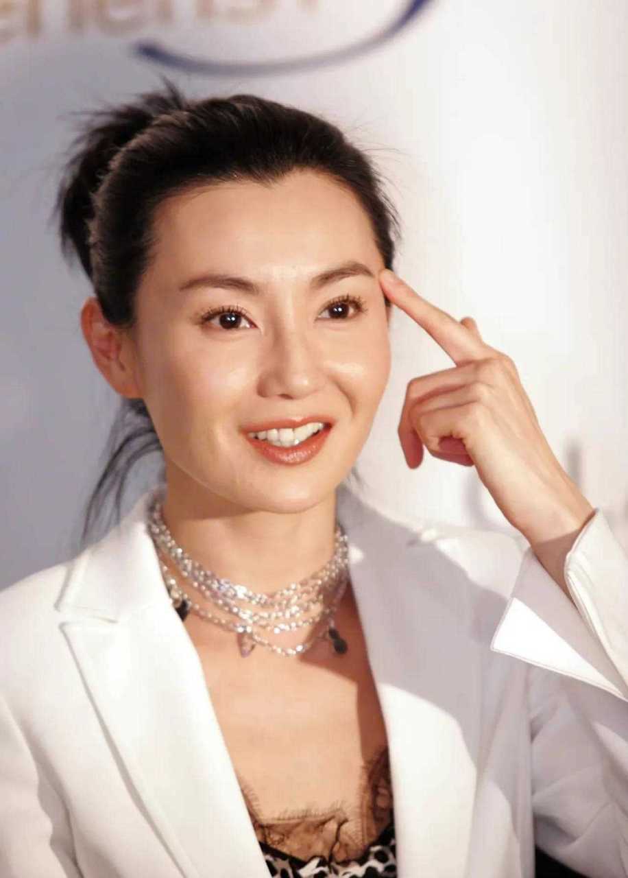 张曼玉,美人如玉,这样子有点像张柏芝呢