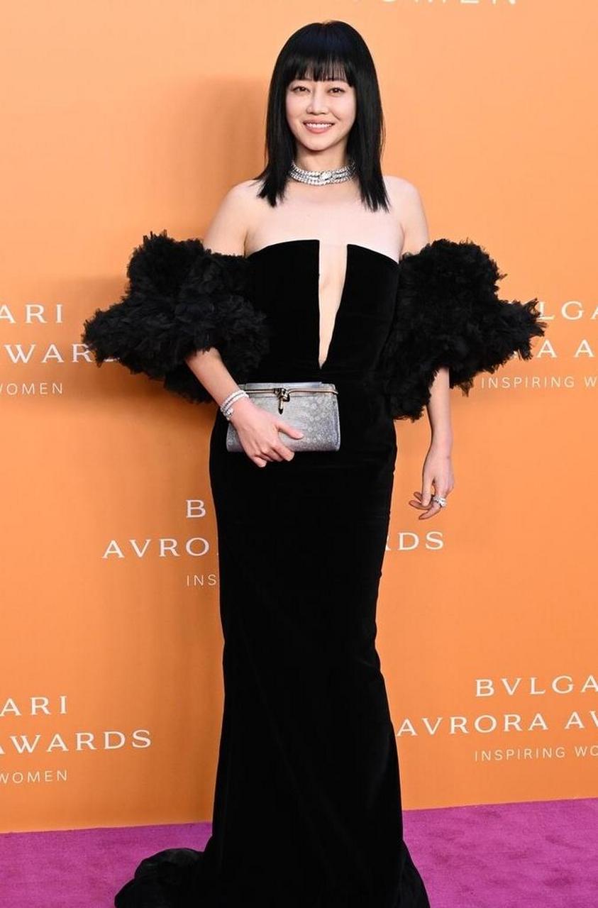 某珠宝红毯上,谭卓放飞自我,穿着一件黑色丝绒深v长裙,冶艳亮相.